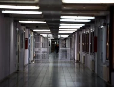 Δέκα χρόνια φυλακή σε καθαρίστρια που δήλωσε ότι τελείωσε την ΣΤ’ αντί της Ε’ Δημοτικού